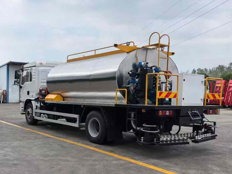 解放沥青同步碎石封层车