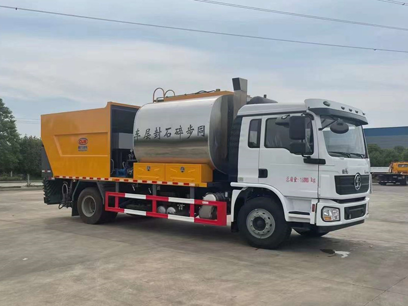 重汽前四后八沥青碎石同步封层车