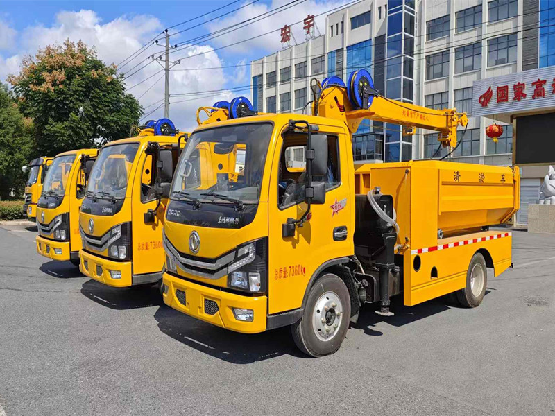 东风自卸式液压抓斗掏泥车