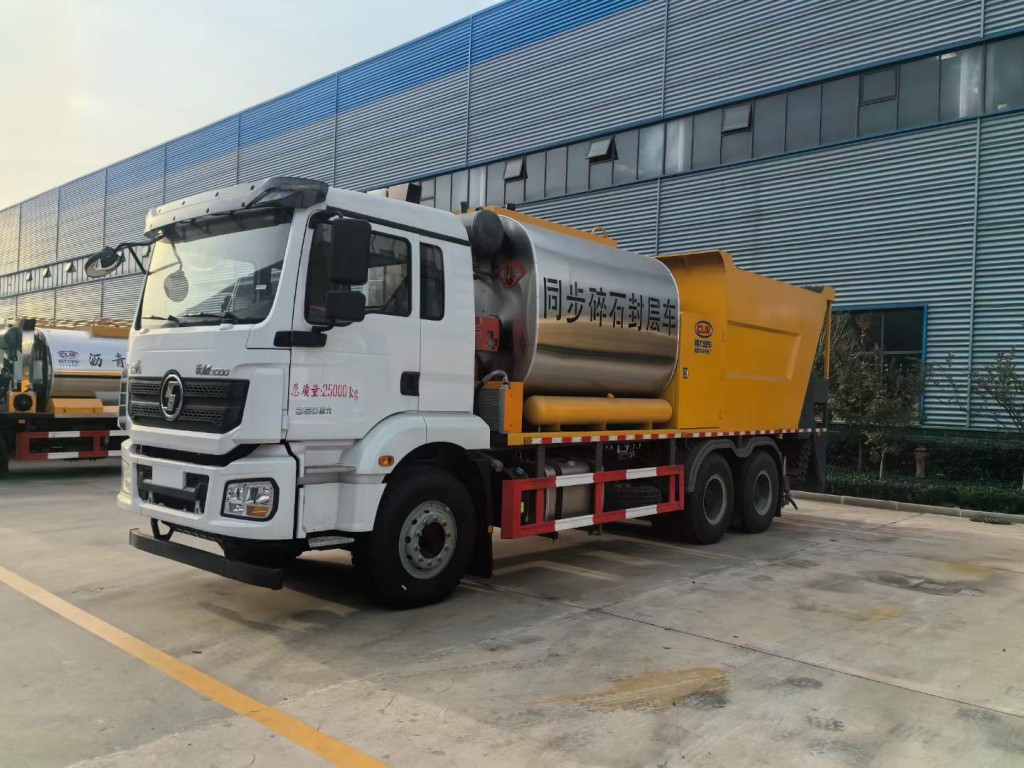 陕汽储料式保温养护车