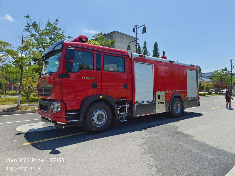 重汽豪沃单桥干粉泡沫联用消防车