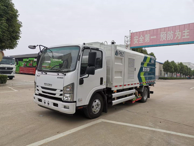 庆铃小型吸尘清扫车