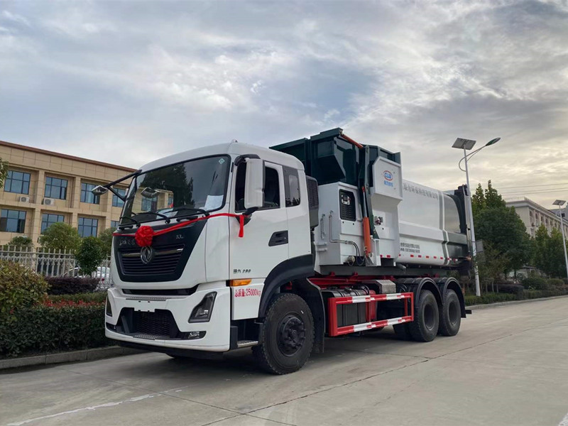 东风后八轮勾臂式垃圾车