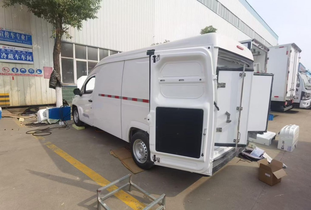 程力小型面包冷藏车