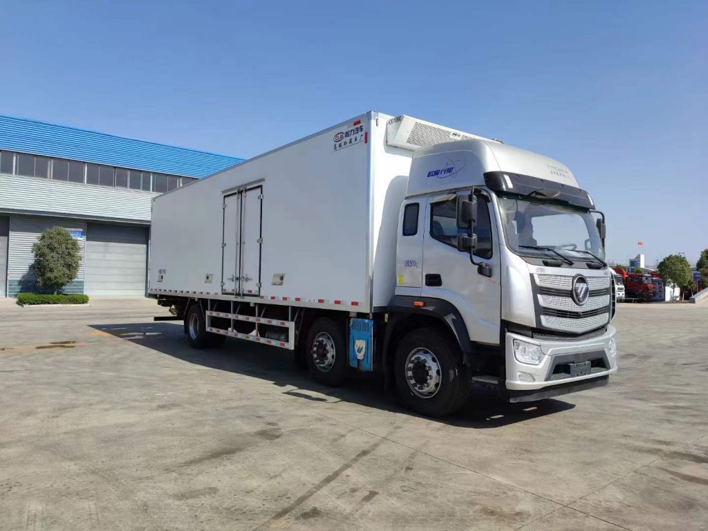 欧曼小三轴8.6米冷藏车
