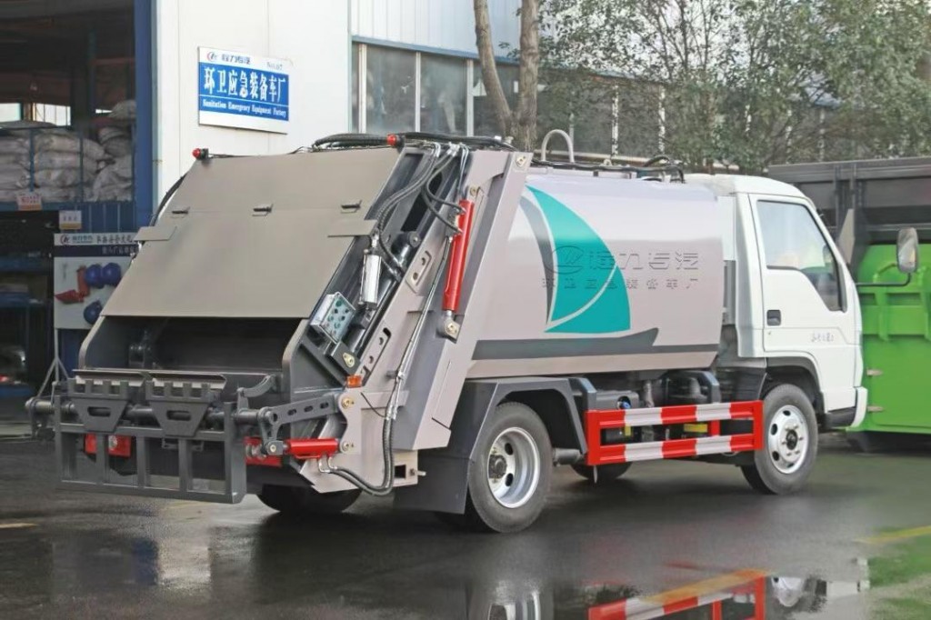 福田康瑞4方压缩式垃圾车
