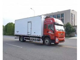 解放6米8冷藏车