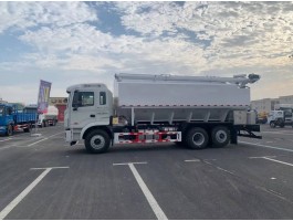 “江淮小三轴散装饲料运输车”