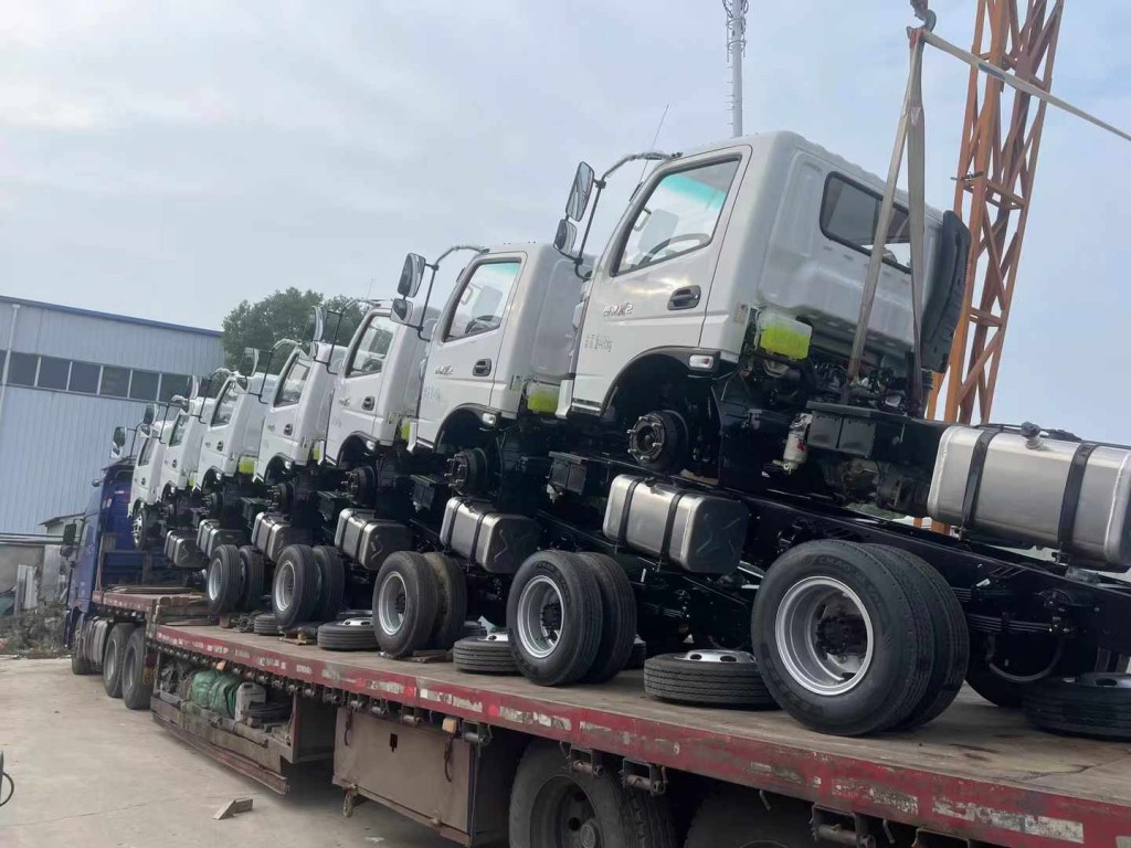 大运4方挂桶式垃圾车