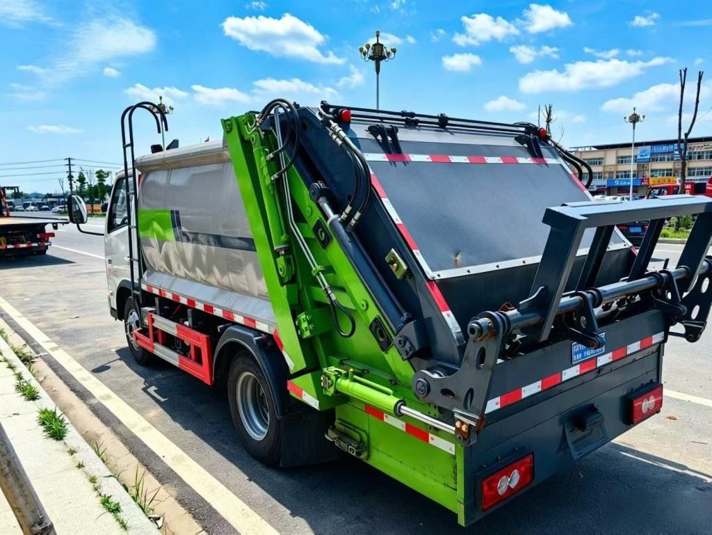 福田康瑞4方挂桶式垃圾车