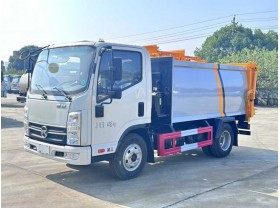 凯马4方压缩式对接垃圾车