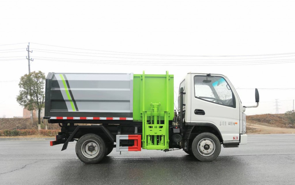柳汽5方挂桶垃圾车