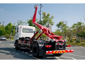 东风专底16方勾式臂垃圾车
