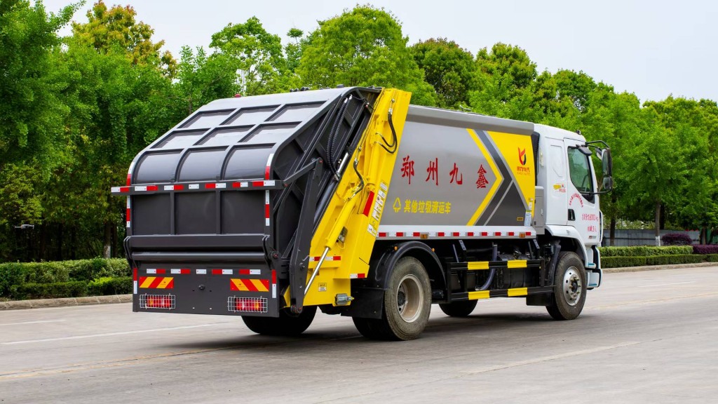 东风柳汽压缩式对接垃圾车
