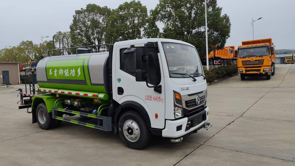 东风多利卡8方洒水车