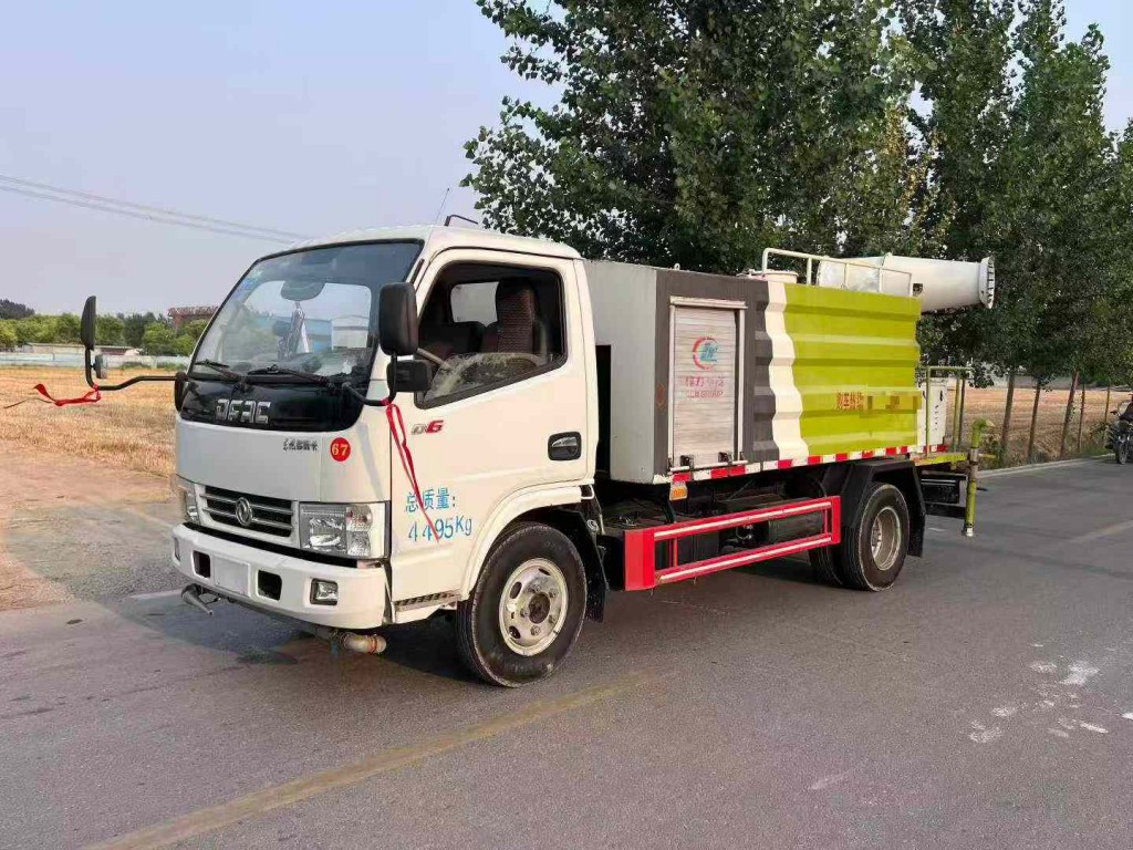 东风多利卡5方洒水车