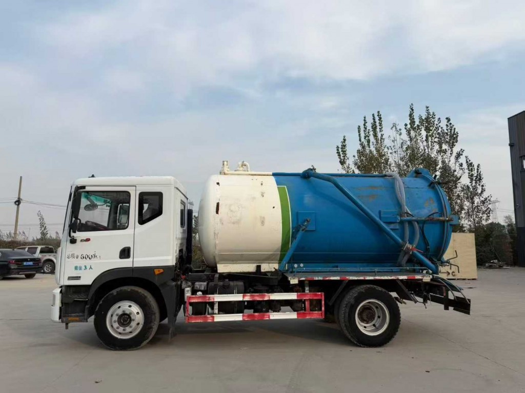 东风D9 10方吸污车