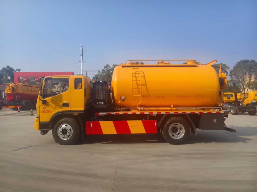 福田4方吸污车
