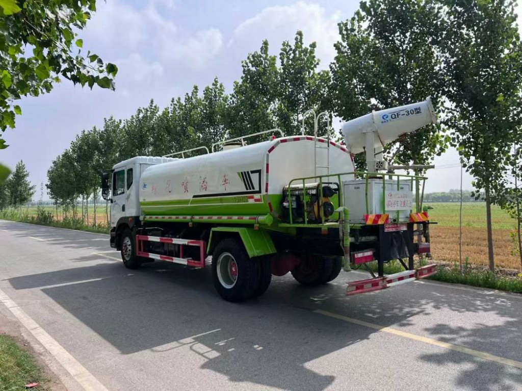 东风多利卡10方雾炮车