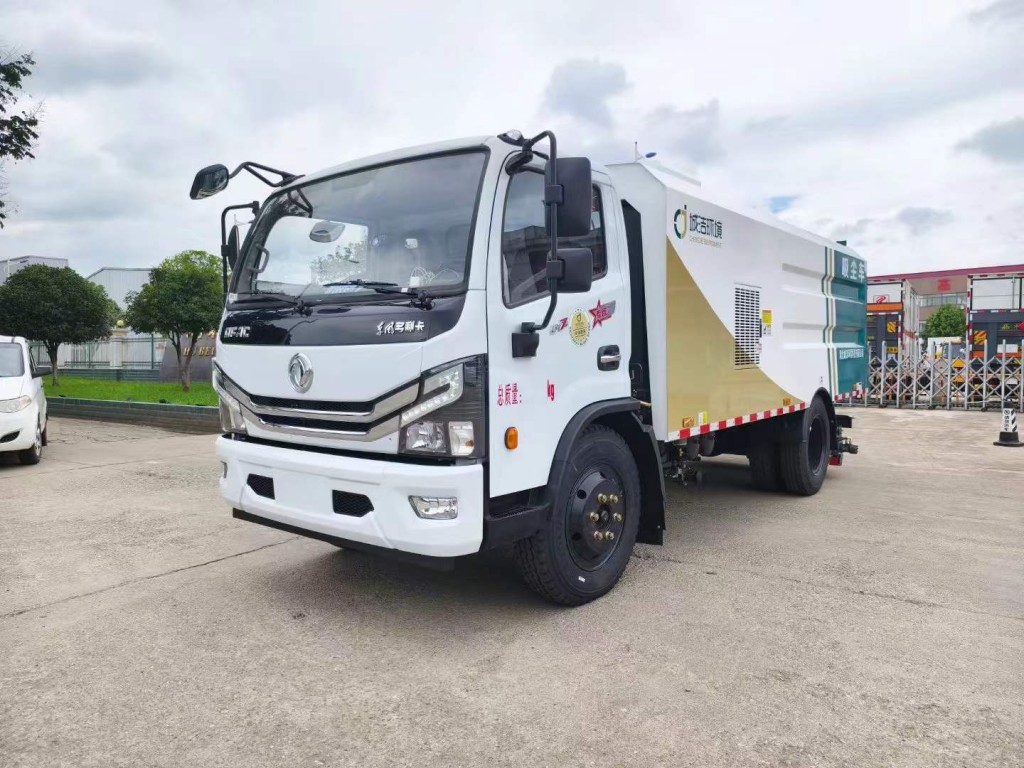 东风多利卡5方吸尘车