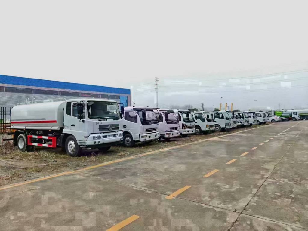 8吨洒水车