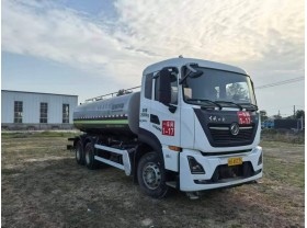 大洒水车