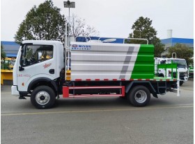 路面洒水车