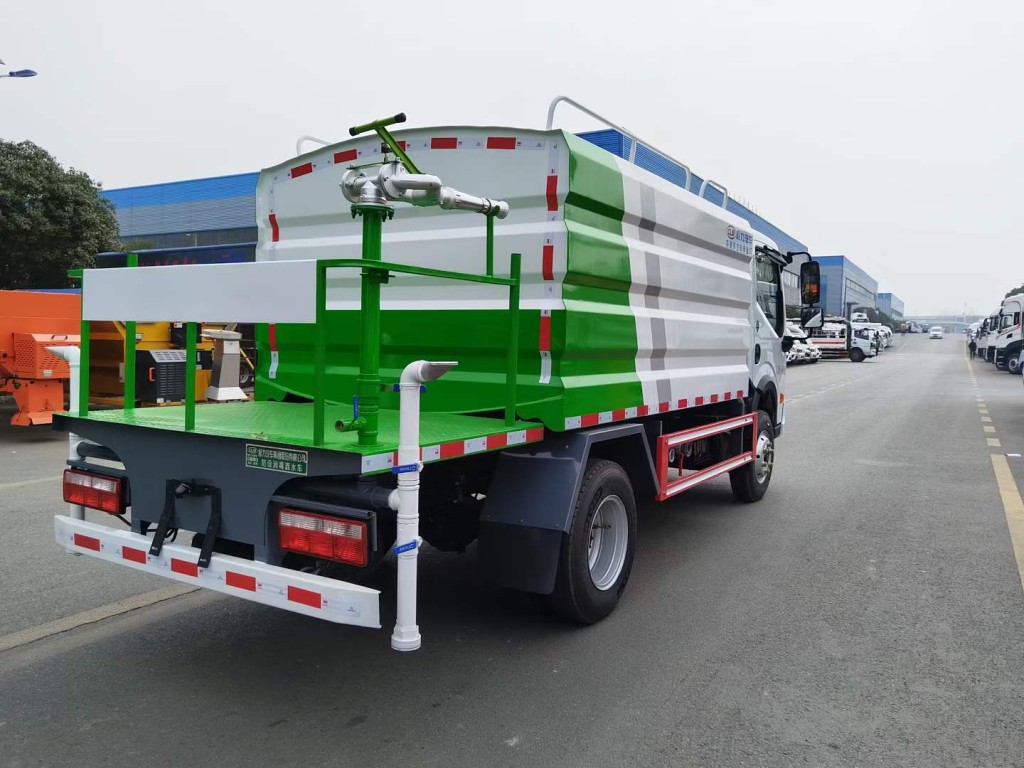 喷洒水车