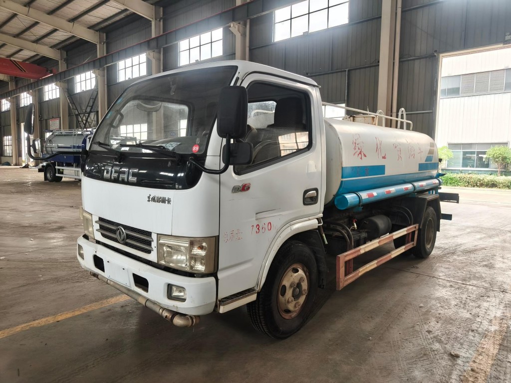 黄牌洒水车