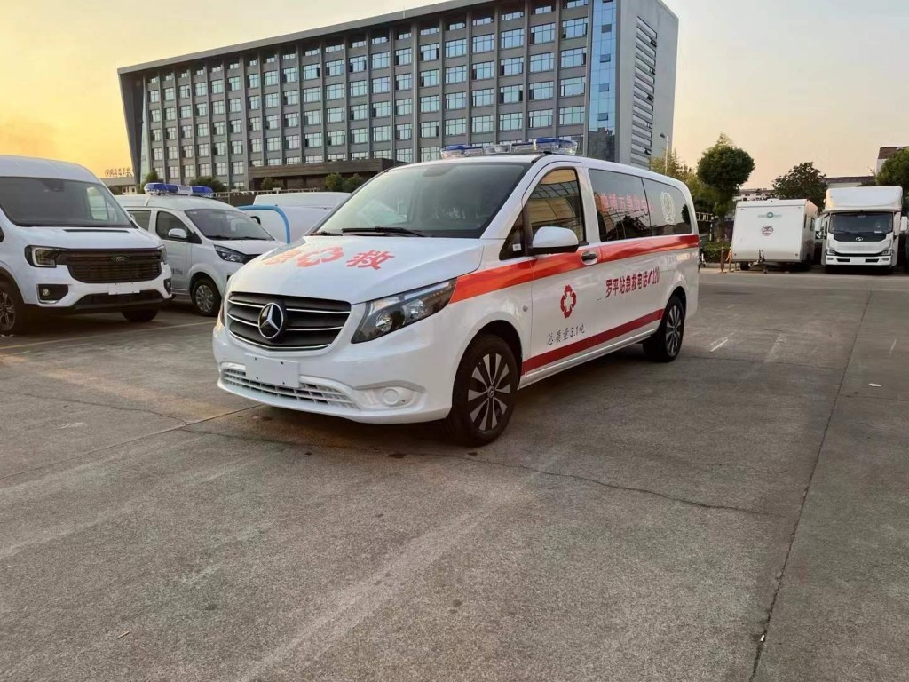 紧急奔驰救护车