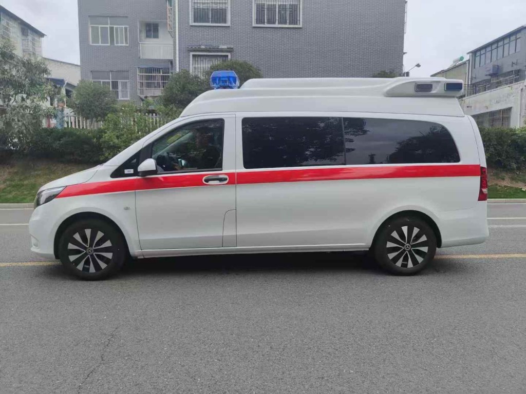 紧急奔驰救护车