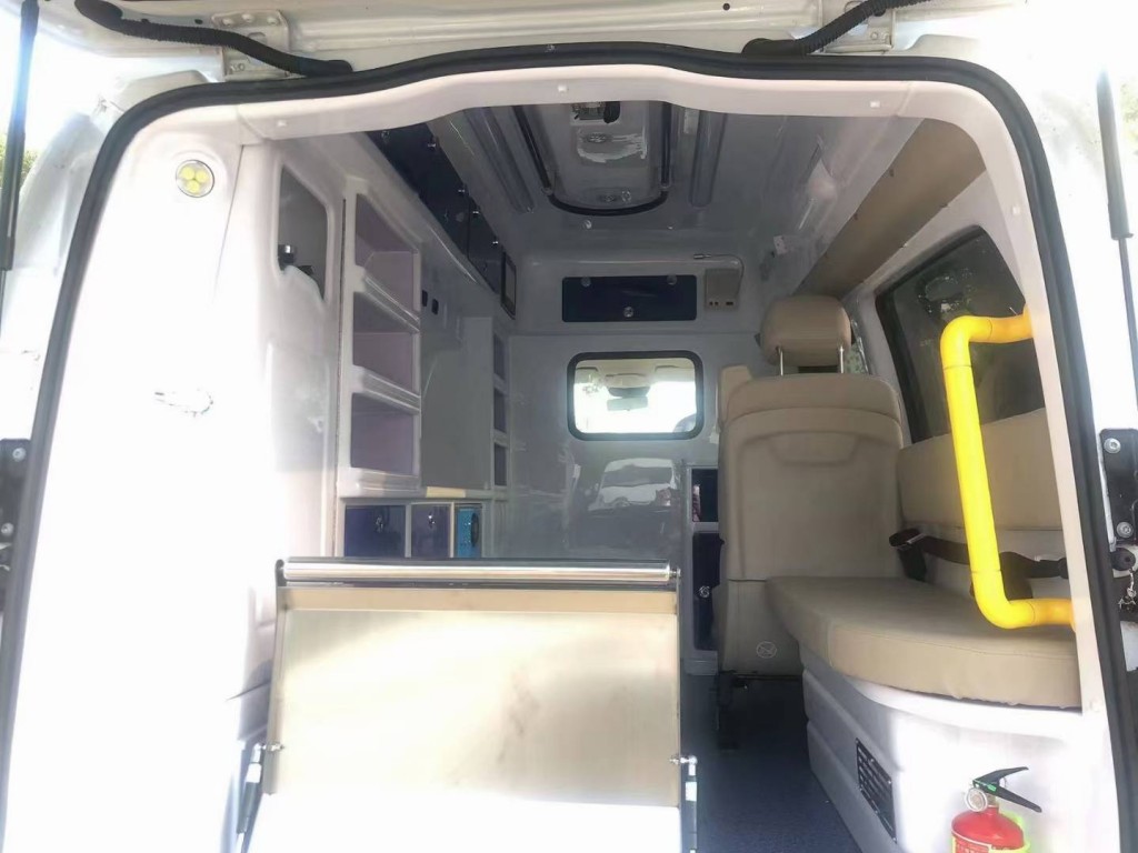 紧急奔驰急救车
