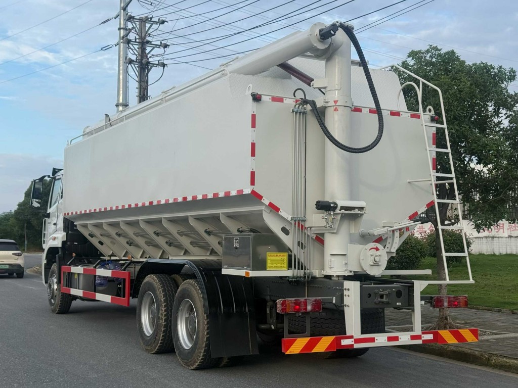 散装饲料运输车