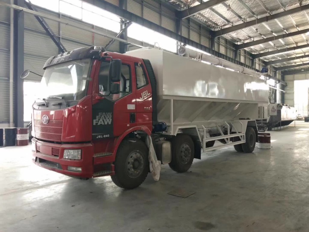 解放小三轴30方散装饲料运输车