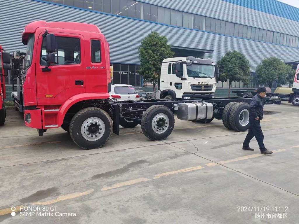 江淮小三轴平板车