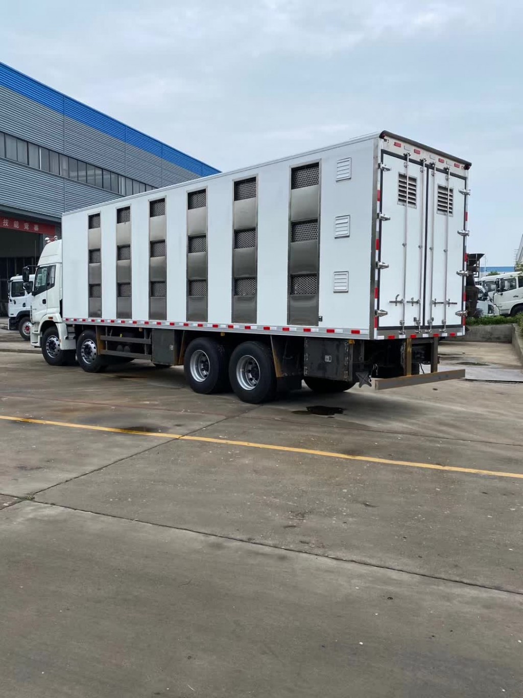 福田欧曼前四后八畜禽运输车