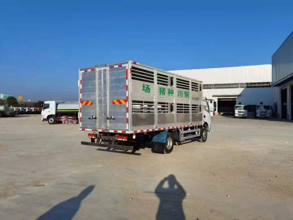 东风多利卡畜禽运输车