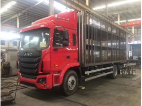 江淮6.8米畜禽运输车