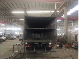江淮小三轴畜禽运输车