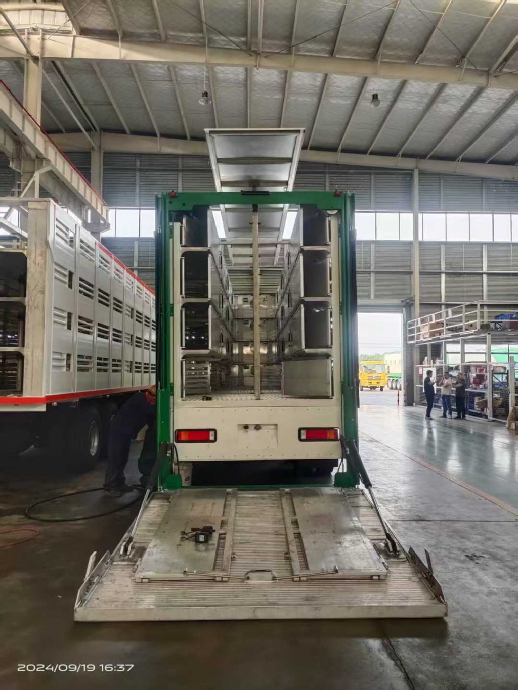 江淮前四后八畜禽运输车