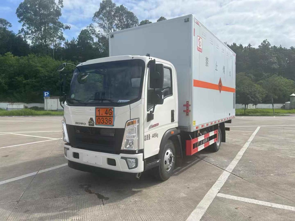 重汽4.2米爆破器材运输车