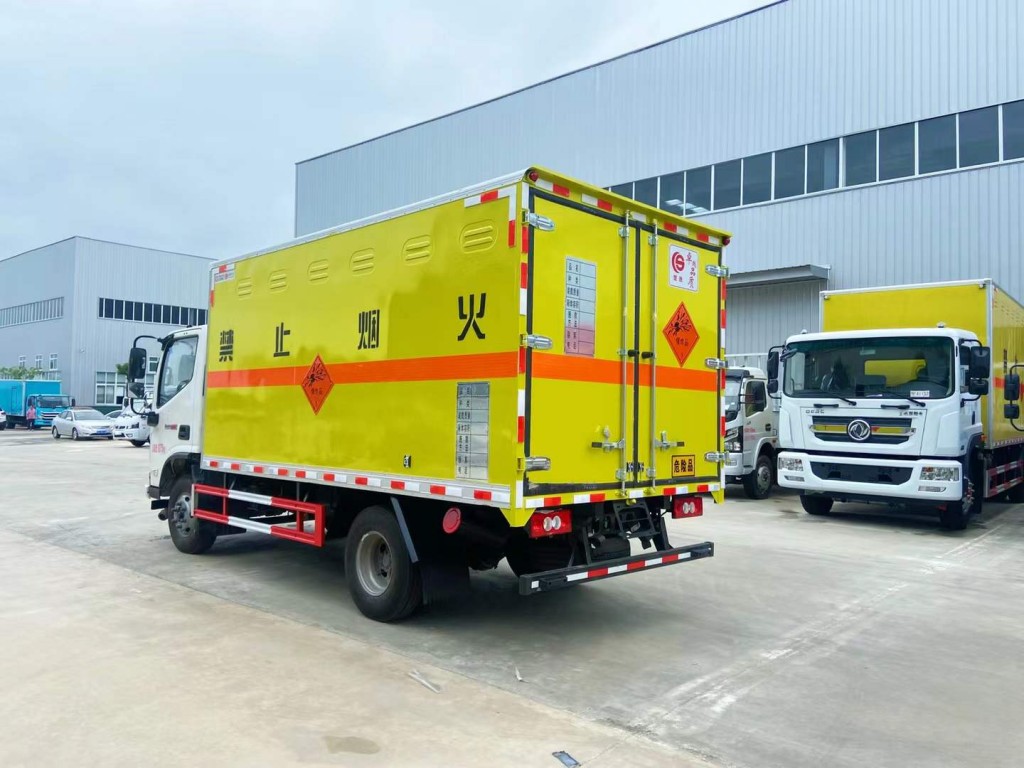 大运爆破器材运输车