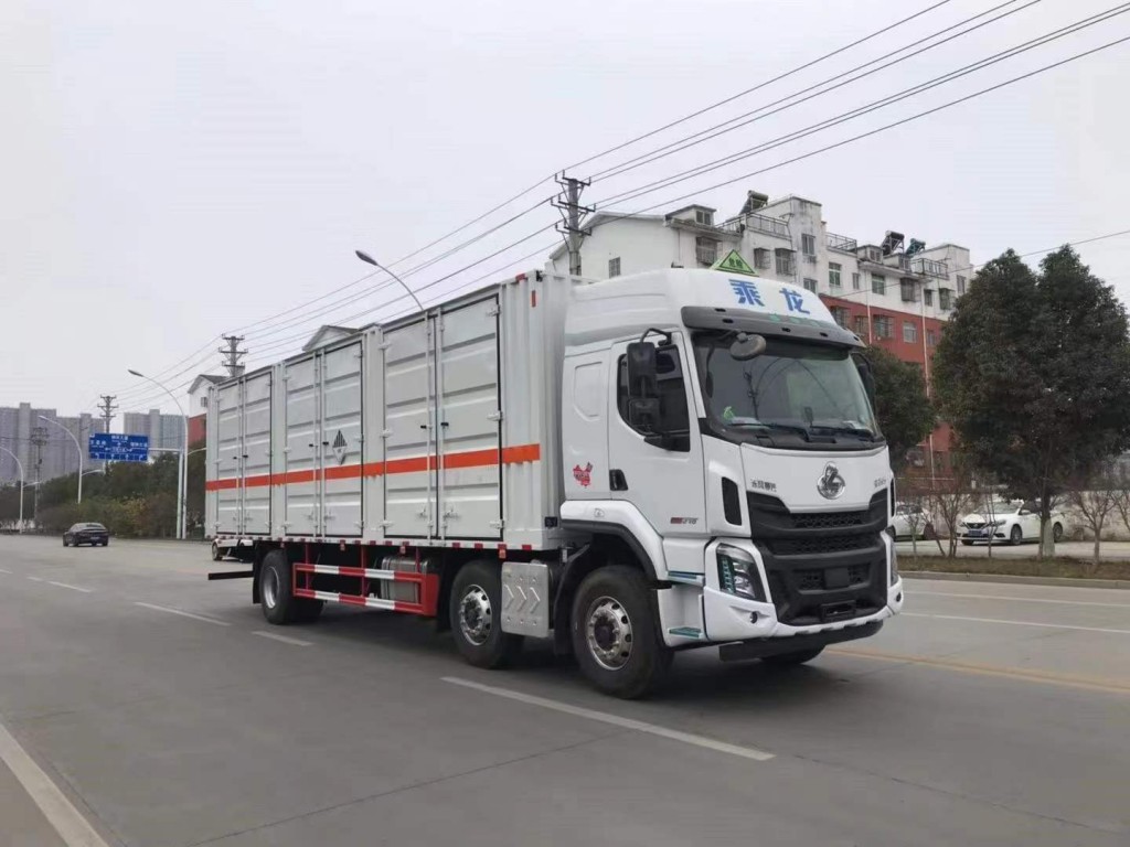 东风柳汽小三轴危险品厢式运输车