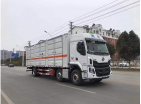 东风柳汽小三轴危险品厢式运输车