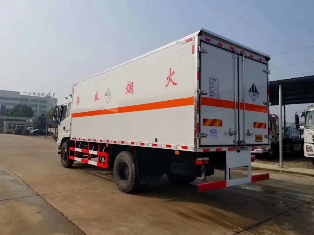 东风专底爆破器材运输车