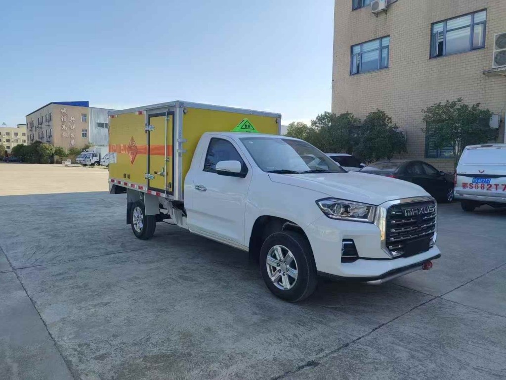 大通四驱皮卡爆破器材运输车