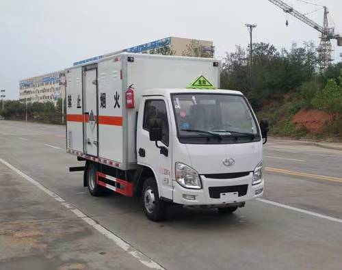 跃进杂项危险物品厢式运输车