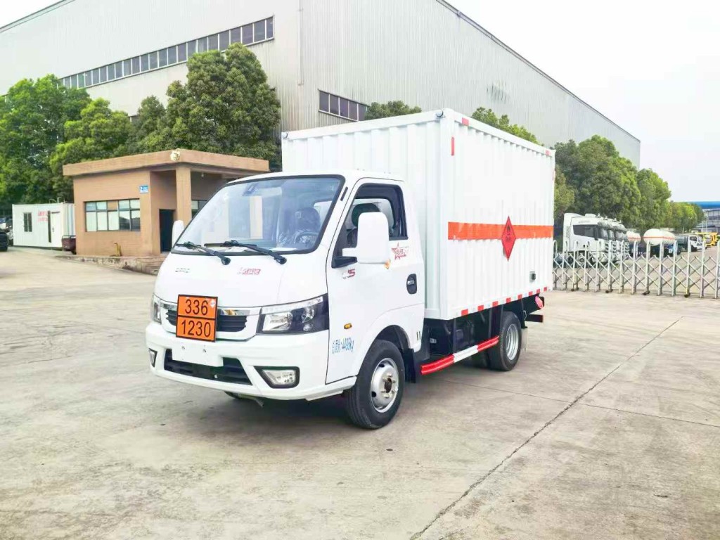 东风途逸易燃液体厢式运输车