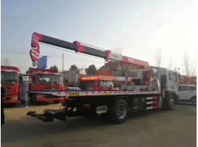 随车吊带清障车