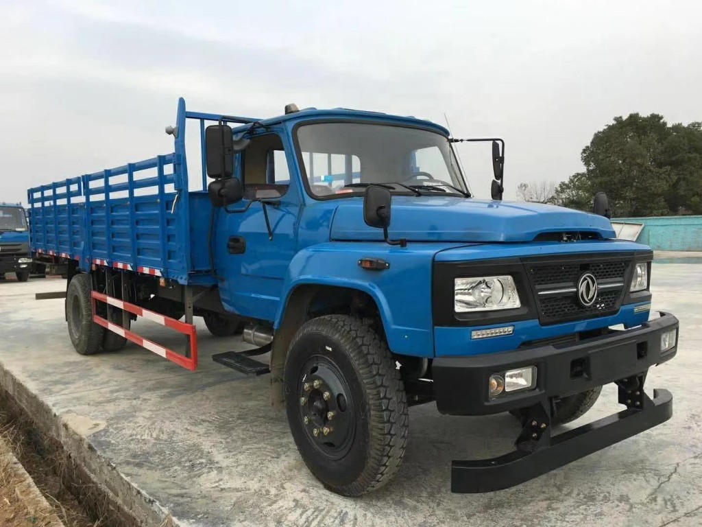 东风尖头半挂教练车